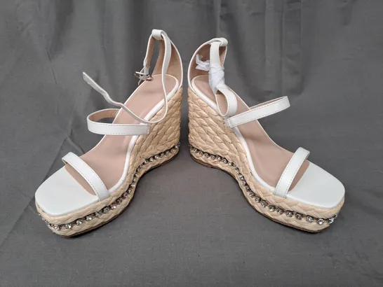 BOXED PAIR OF DESIGNER OPEN TOE HIGH WEDGE SANDALS IN WHITE W. JEWEL EFFECT EU SIZE 37