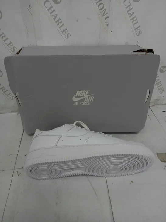 BOXED PAIR OF NIKE AIR FORCE 1 WHITE SIZE UK 9.5 