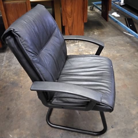 BLACK LEATHER UPHOLSTERED OFFICE ARMCHAIR 