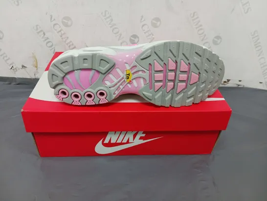 BOXED PAIR OF WOMENS NIKE AIR MAX PLUS TRAINERS SIZE 8