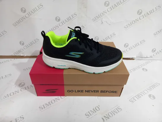 BOXED PAIR OF SKECHERS GO RUN PERFORMANCE SHOES BLACK/LIME UK SIZE 6