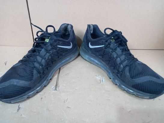 BOXED PAIR OF DESIGNER SHOES IN THE STYLE OF NIKE IN BLACK UK SIZE 10