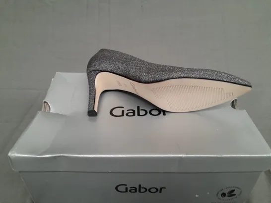 BOXED PAIR OF GABOR DANE HEEL IN SILVER GLITTER SIZE 4 1/2