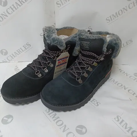 SKECHERS MOUNT HIKER SUEDE BOOTS - SIZE 5.5