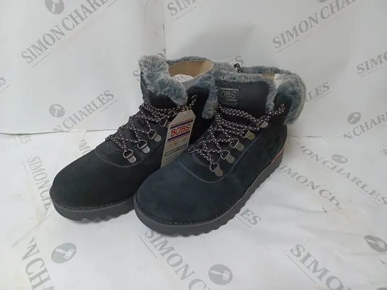 SKECHERS MOUNT HIKER SUEDE BOOTS - SIZE 5.5