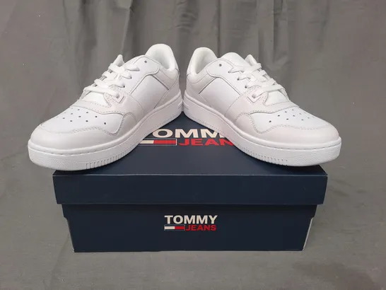 BOXED PAIR OF TOMMY JEANS RETRO BASKET SHOES IN WHITE UK SIZE 4