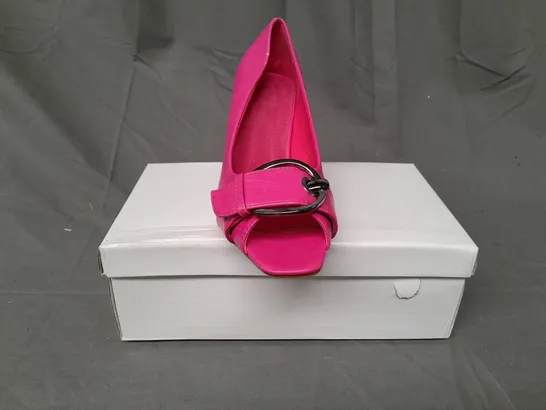 BOXED PAIR OF DESIGNER OPEN TOE MID HEELED SHOES IN FUCHSIA EU SIZE 40