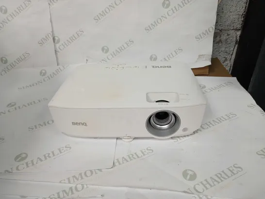 BENQ W1050 FULL HD PROJECTOR