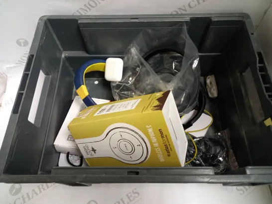 LOT OF APPROXIMATELY 12 ASSORTED HEADPHONES AND ELECTRICALS TO INCLUDE APPLE AIRPOD CASE, ATLAS FOR MEN WIRELESS HEADPHONES, BOLTUNE ANC WIRELESS STEREO HEADPHONES, ETC