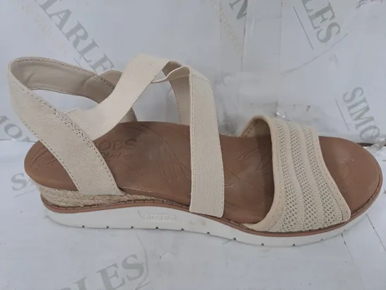 SKECHERS ARCH FIT BEACH KISS BOHO BEYOND SANDAL IN CREAM - SIZE 4 