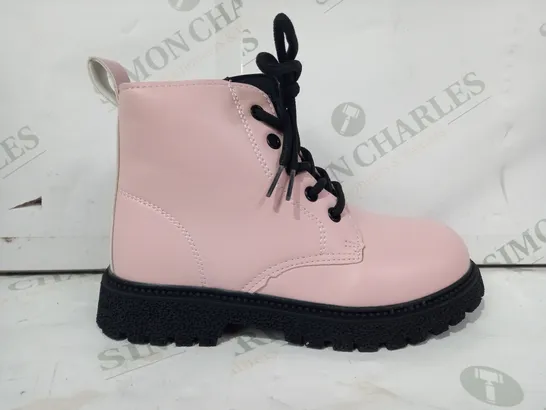 PAIR OF DESIGNER ANKLE BOOTS IN PINK EU SIZE 33