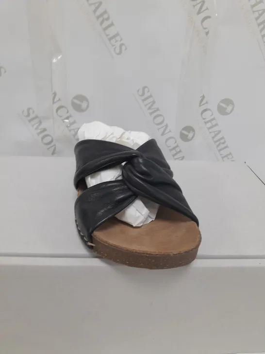 SHIVER LEATHER STRAP SANDAL SIZE 5 - BOXED 
