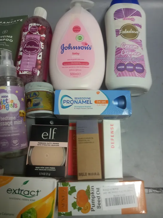 LOT OF APPROXIMATELY 20 ASSORTED HEALTH AND BEAUTY ITEMS TO INCLUDE JOHNSONS BABY LOTION, SENSODYNE TOOTHPASTE, EXTRACT SOAP AND MASSAGE MIST