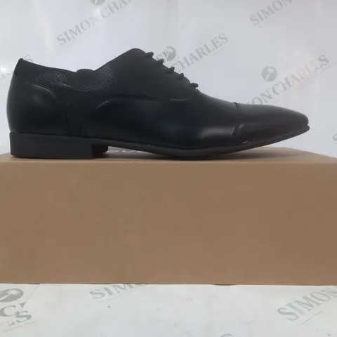 BOXED PAIR OF EVERYDAY LACE UP SHOES IN BLACK SIZE 11