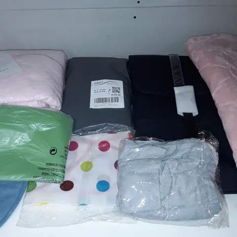 LARGE QUANTITY OF ASSORTED HOME FABRIC ITEMS TO INCLUDE DOUBLE MATTRESS BAG, WATERPROOF BACKPACK AND CREAM TOWELS