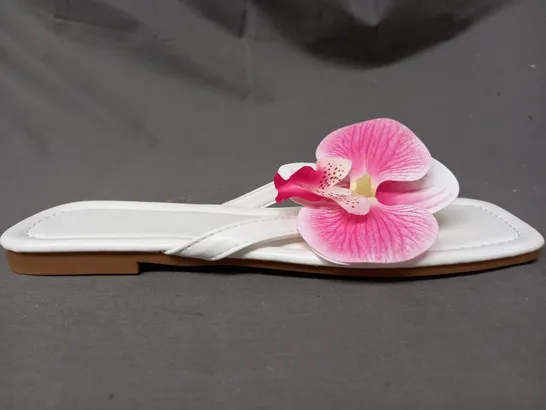 BOXED PAIR OF DESIGNER TOE-POST SANDALS IN WHITE W. PINK FLOWER DETAIL EU SIZE 39