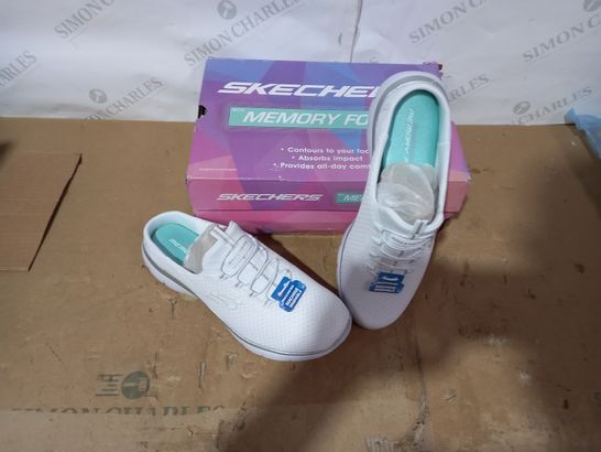 BOXED PAIR OF SKECHERS SIZE 6