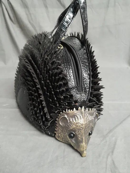 HEDGEHOG THEMED TEXTURED BAG IN BLACK