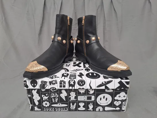 BOXED PAIR OF KOI COWBOY BOOTS IN BLACK/GOLD EFFECT UK SIZE 9