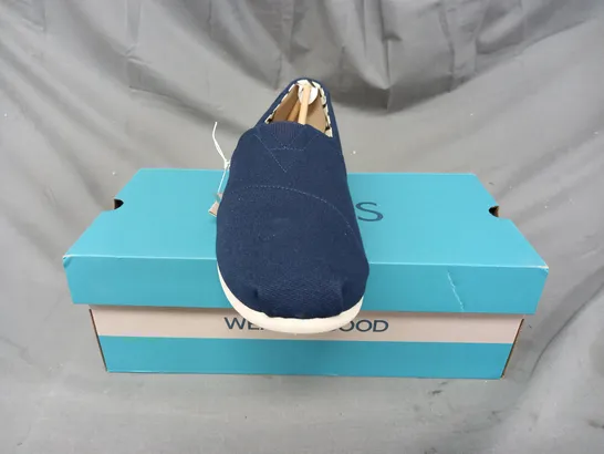 BOXED PAIR OF TOMS ALPARGATA SLIP-ON SHOES IN NAVY UK SIZE 10.5