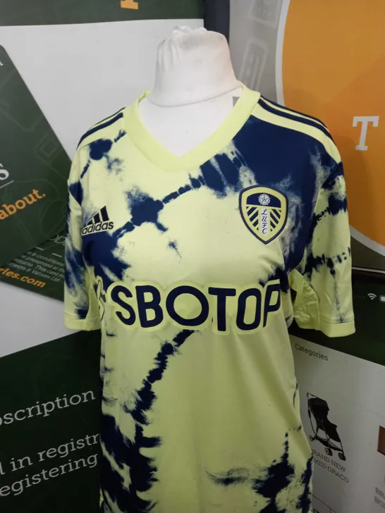 LEEDS UNITED AWAY SHIRT SIZE M