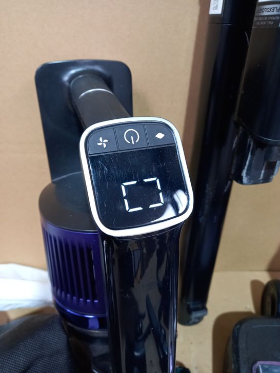 SHARK CORDLESS STICK VACUUM IZ390UKTQ 3823874Simon Charles Auctioneers