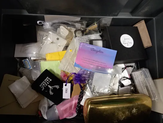 BOX OF APPROX 20 COSTUME JEWELLERY ITEMS TO INCLUDE NECKLACES, EARRINGS AND RINGS