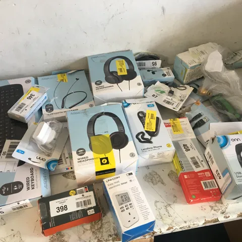 BOX OF ASSORTED CUSTOMER RETURNED ELECTRICALS TO INCLUDE: CABLES, HEADPHONES ETC