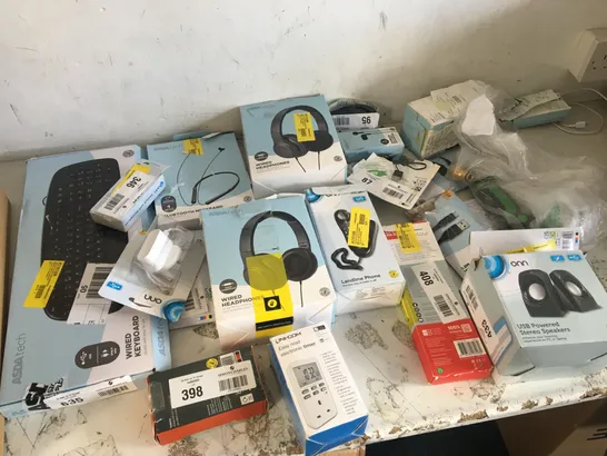 BOX OF ASSORTED CUSTOMER RETURNED ELECTRICALS TO INCLUDE: CABLES, HEADPHONES ETC