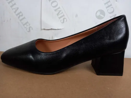 PAIR OF HEELS (BLACK, LEATHER), SIZE APPROX. 35 EU