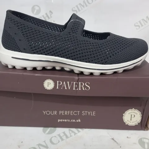 BOXED PAIR OF PAVERS KNIT SHOES IN GREY EU SIZE 39