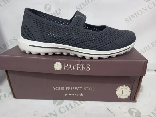 BOXED PAIR OF PAVERS KNIT SHOES IN GREY EU SIZE 39