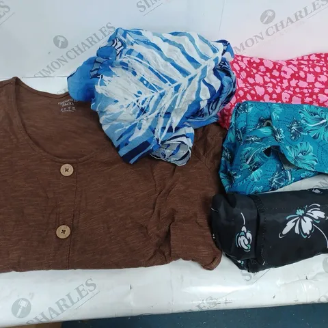 BOX OF APPROXIMATELY 20 ASSORTED CLOTHING ITEMS TO INCLUDE TOPS, DRESSES, SHOES ETC