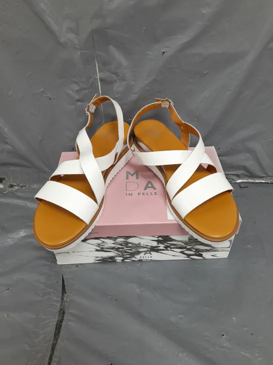 BOXED PAIR OF MODA IN PELLE WEDGE SANDAL WITH CROSS OVER IN WHITE LEATHER SIZE 7