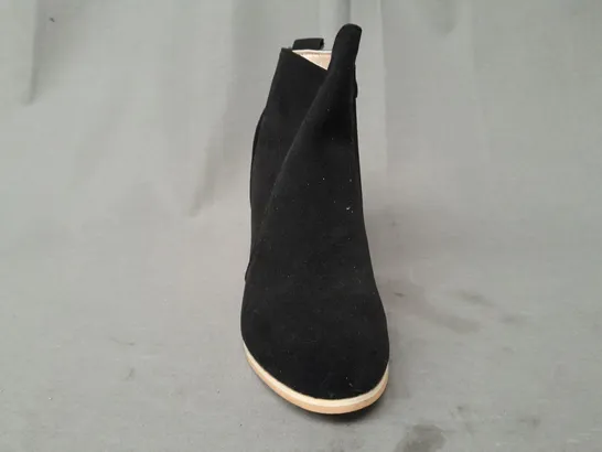 BOXED PAIR OF DESIGNER BLOCK HEEL ANKLE BOOTS IN BLACK EU SIZE 35