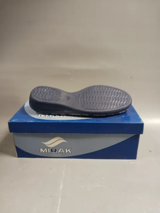 BOXED PAIR OF MIRAK CLASSIC OPEN TOE SLIP ON SANDLES IN BLUE - SIZE 6