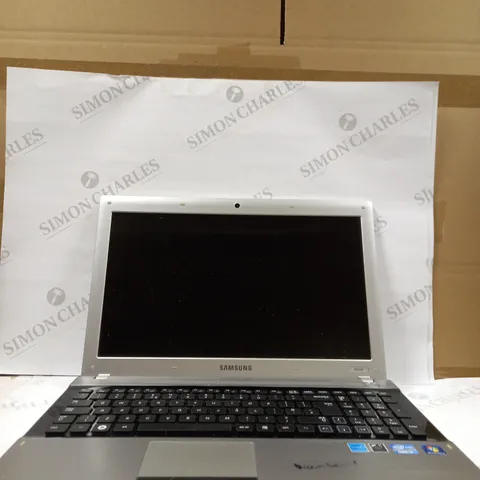 SAMSUNG RV520 LAPTOP IN SILVER & BLACK