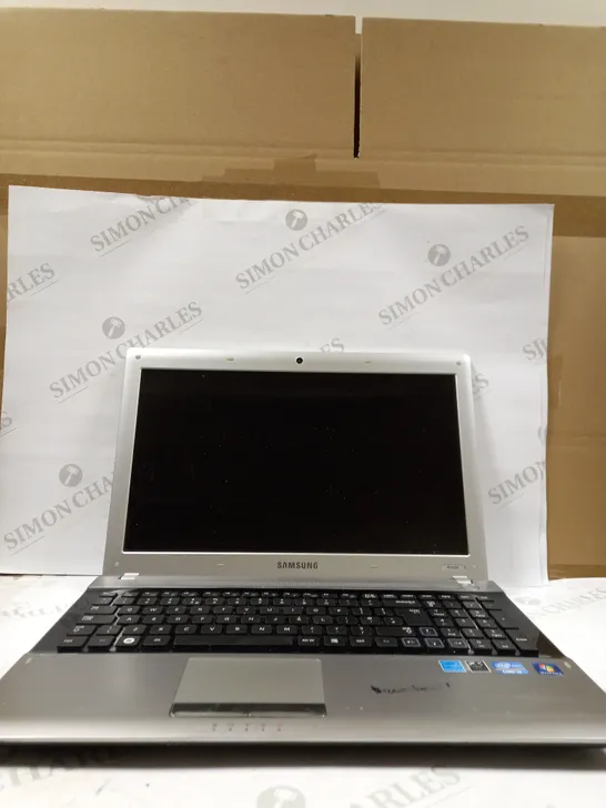 SAMSUNG RV520 LAPTOP IN SILVER & BLACK