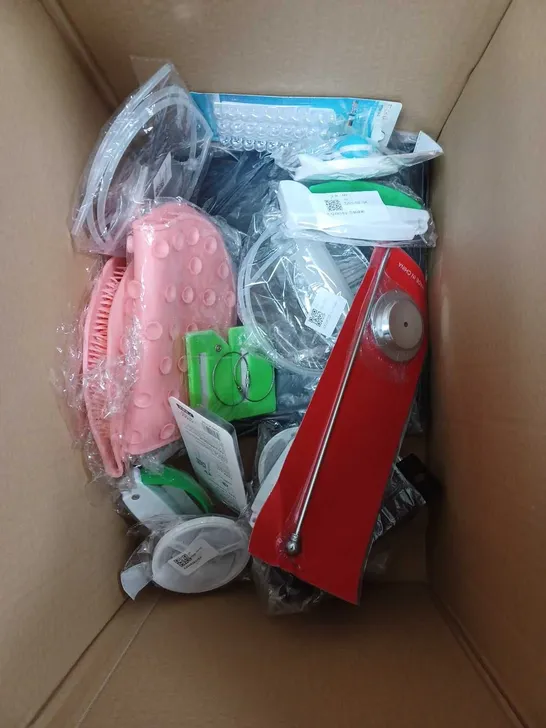 BOX OF APPROXIMATELY 10 ASSORTED ITEMS TO INCLUDE - HOMESPON BAG - PETSPA SPRAY MASSAGE BRUSH - HEART CUSHION - ETC