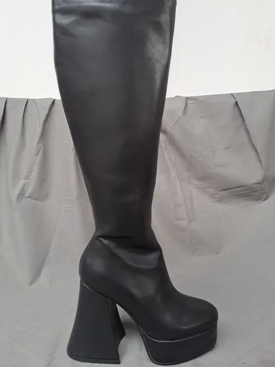 BOXED PAIR OF DESIGNER PLATFORM BLOCK HEEL CHUNKY KNEE-HIGH BOOTS IN BLACK SIZE 4