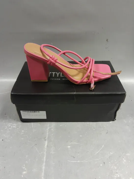 BOXED PAIR OF PRETTYLITTLETHING PINK SQUARE STRAPPY TUBE BLOCK HEELED SANDALS - 4