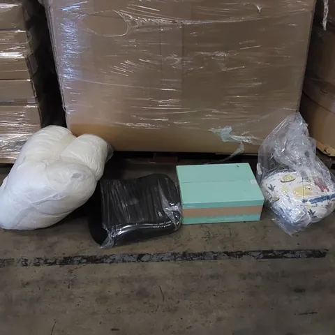 PALLET OF ASSORTED ITEMS INCLUDING: BEDDING, MEMORY FOAM CUSHIONS AND MATTRESS TOPPERS