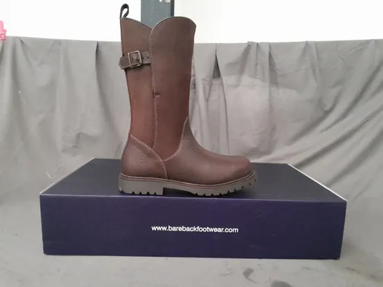 BOXED PAIR OF BAREBACK QUEBEC WATERPROOF MID CALF BOOTS IN BROWN UK SIZE 4