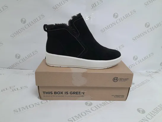 BOXED PAIR OF CLARKS LAYTON TRAINERS IN BLACK SIZE 5