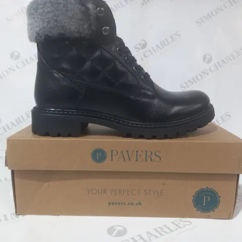 BOXED PAIR OF PAVERS LEATHER ANKLE BOOTS IN BLACK W. QUILTED EFFECT SIZE 4