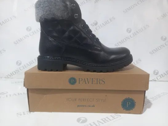 BOXED PAIR OF PAVERS LEATHER ANKLE BOOTS IN BLACK W. QUILTED EFFECT SIZE 4