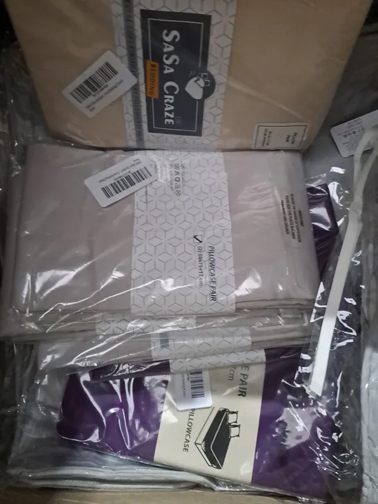 BOX OF APPROXIMATELY 12 ASSORTED BEDDING ITEMS