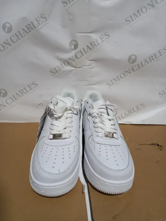 BOXED PAIR OF NIKE AIR FORCE 1 IN WHITE SIZE 6