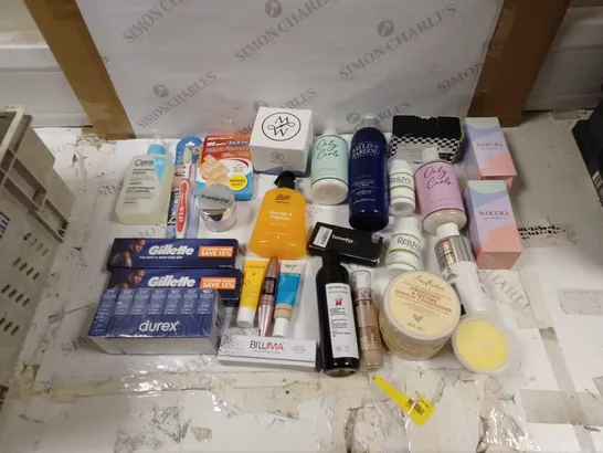 LOT OF APPROXIMATELY 20 HEALTH AND BEAUTY ITEMS TO INCLUDE CERAVE SA SMOOTHING CLEANSER, BOOTS MANGO AND PAPAYA HAND WASH, AND NIKURA PURE ESSENTIAL OIL ETC. 