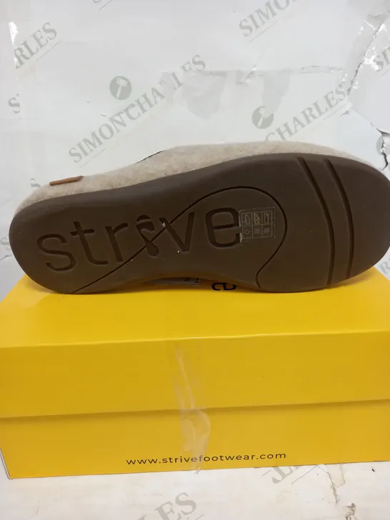 STRIVE SLIPPERS IN OAT - SIZE 8 